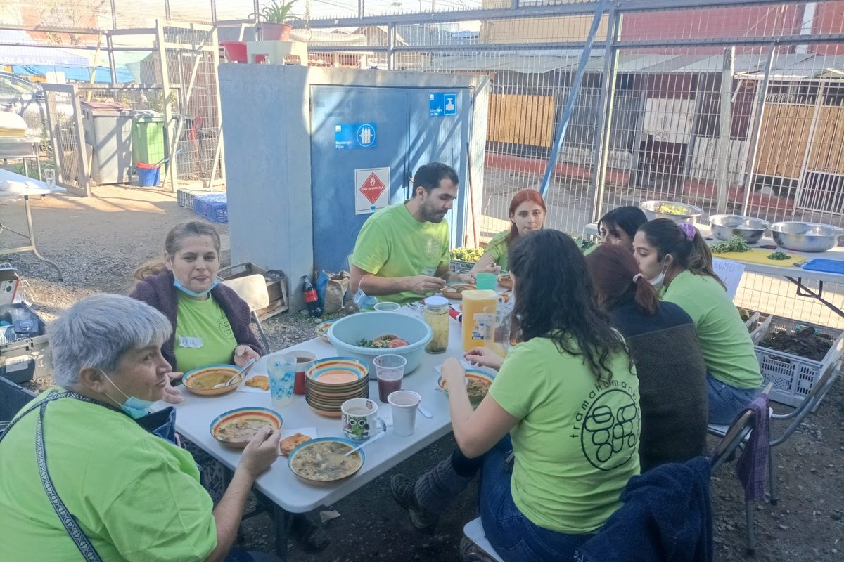 Almuerzo comunitario con preparaciones caseras