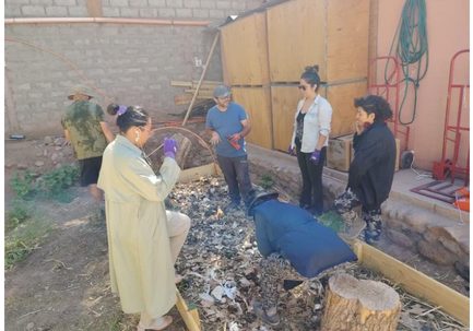 Imagen 5: Voluntarios habilitando cama de cultivo con residuos orgánicos