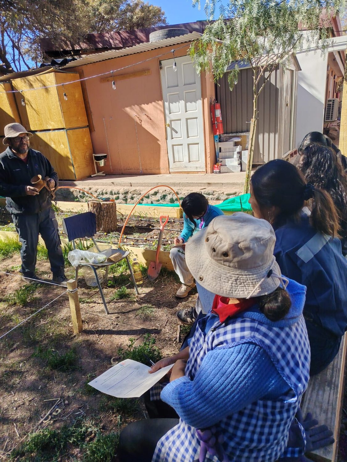 Imagen 7: 5ta Jornada de Habilitación de la Huerta Comunitaria. Realización de Bio-Preparado para el controlador de plagas de la Huerta.